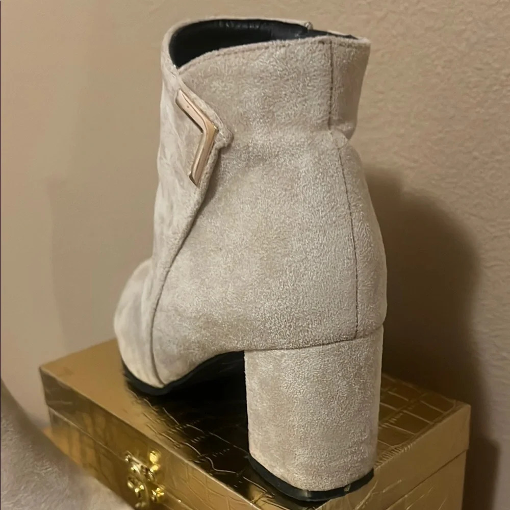 Cream Ankle Boots with Chunky Heel and Minimalist Design size 7 - Picture 3 of 6